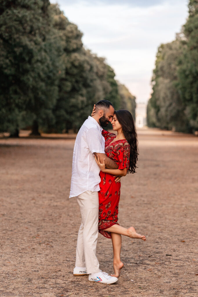 engagement photos at Kew gardens, couple embrace